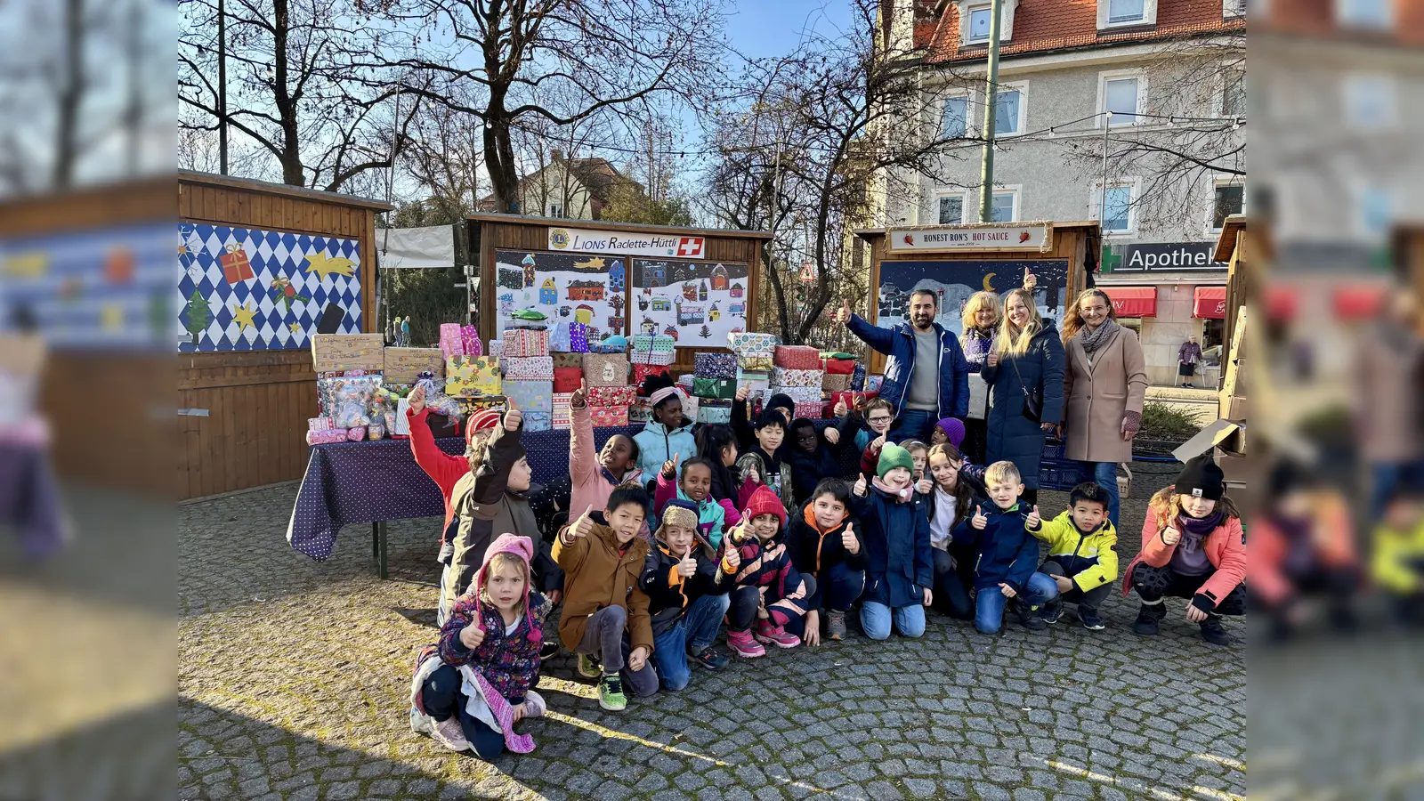 Gemeinsam mit 26 Kindern als Vertreter der Schule der insgesamt 14 Klassen, mit Schulleiterin Jarosch und dem Schulsozialpädagogen Gazi Durak konnte Kathrin Jobst die Päckchen zur Ausgabe der Münchner Tafel in Pasing überreichen. (Foto: Ulrike Seiffert)