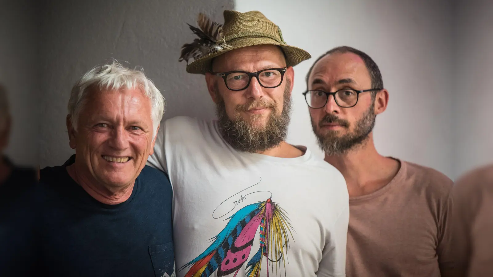 (V.l.:) Josef Brustmann kennt man von Bairisch Diatonischen Jodelwahnsinn, Sebastian Horn von den Bananafishbones und Benni Schäfer von der Band Dreiviertelblut. Alle drei zusammen singen alte und neue Volkslieder. (Foto: Jobst Hahn)