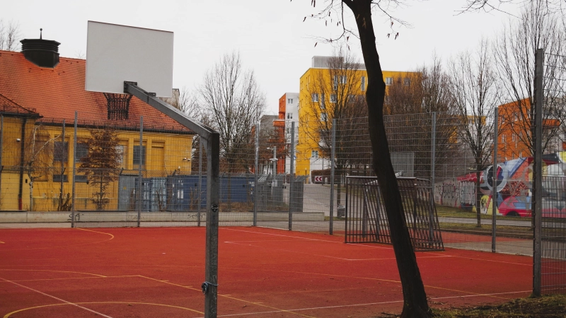 Damit auch bei Dämmerlicht noch gespielt werden kann, setzt sich der Bezirksausschuss dafür ein, dass am Bolz- und Basketballplatz an der IG Feuerwache eine Lichtanlage installiert wird. (Foto: Beatrix Köber)