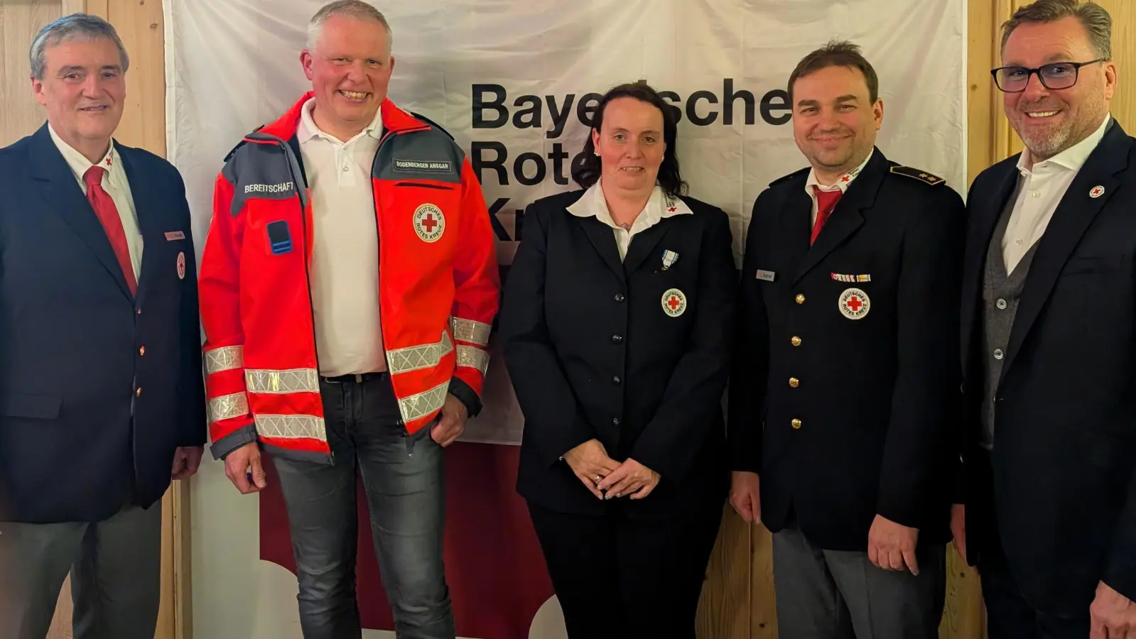 Von links nach rechts: Dieter Pfanzelt (bisheriger Kreisbereitschaftsleiter), stellvertretender Kreisbereitschaftsleiter Ansgar Bodenberger, Kreisbereitschaftsjugendwartin Susanne Winkler, Kreisbereitschaftsleiter Leonhard Brummer und Vorsitzender Jürgen Loher. (Foto: Danuta Pfanzelt)