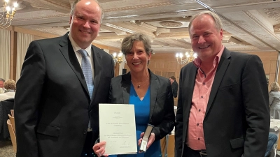 Strahlende Gesichter bei der Ehrung: Dr. Frauke Schwaiblmair, Tom Rausch (rechts, Geschäftsführer der <br>OBA) und Landrat Christoph Göbel. (Foto: OBA)