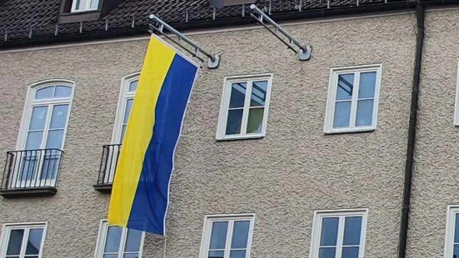 Die ukrainische Fahne ist ein Sichtbares Zeichen der Weilheimer Solidarität. (Foto: Stadt Weilheim)