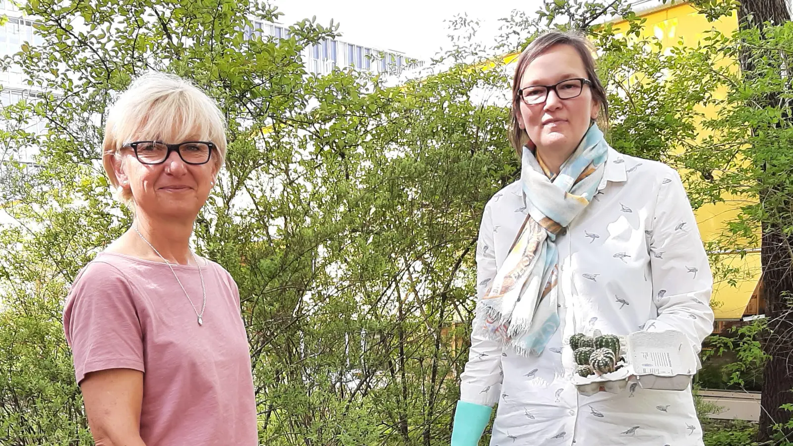 Vorbereitung auf die Pflanzentauschbörse: Die Kolleginnen Christine Baumann (links) und Petra Böttinger aus der Stadtbibliothek Laim freuen sich auf das Tauschen von Pflanzen und Gartentipps. (Foto: Münchner Stadtbibliothek)