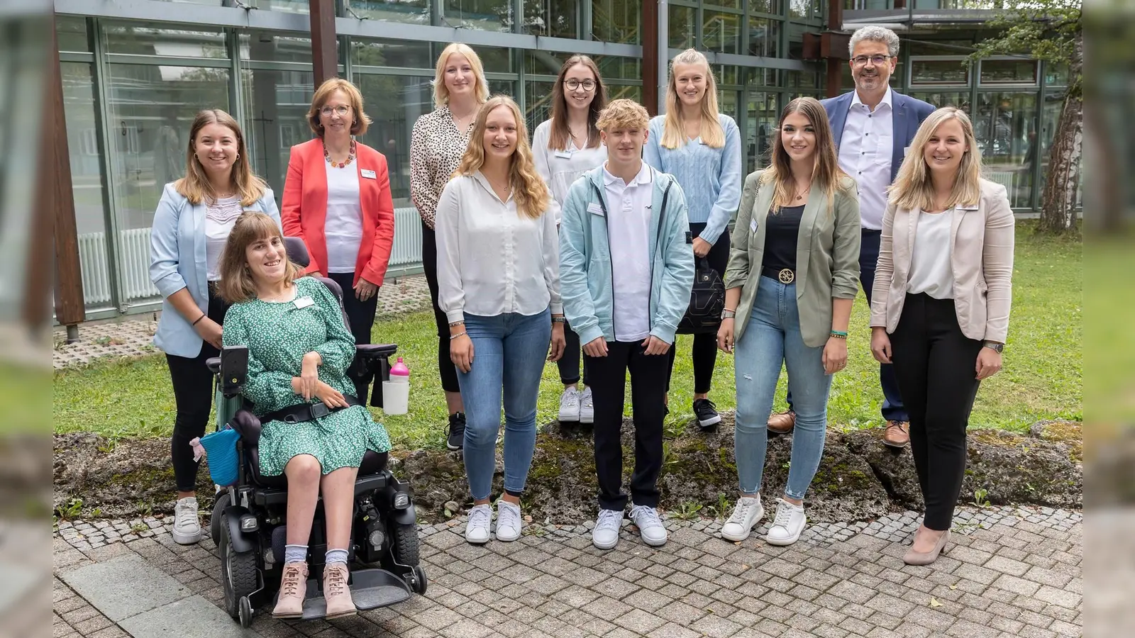 Begrüßung der Nachwuchskräfte: v.l. Ausbildungsbeauftragte Katrin Schwaighofer, Josefine Höck, Renate Breuninger (Teamleitung Personal), Nele Wagner, Sophia Marsch, Magdalena Schmidberger, Johannes Schüller, Veronika Lambl, Emilie Kümmelschuh, stellvertretende Landrat Matthias Vilsmayer und Annika Steinitz (stellv. Leiterin der Haupt- und Personalverwaltung)<br><br> (Foto: Brigitte Bothen)