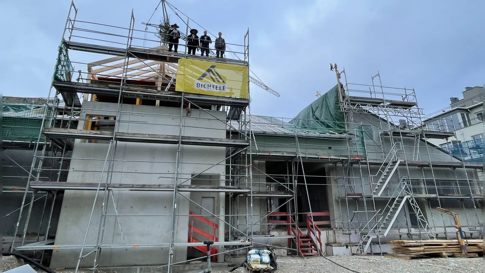 Auf dem Dach des Feuerwehrhaus-Anbaus sprechen die Zimmerer den Richtspruch. (Foto: pst)