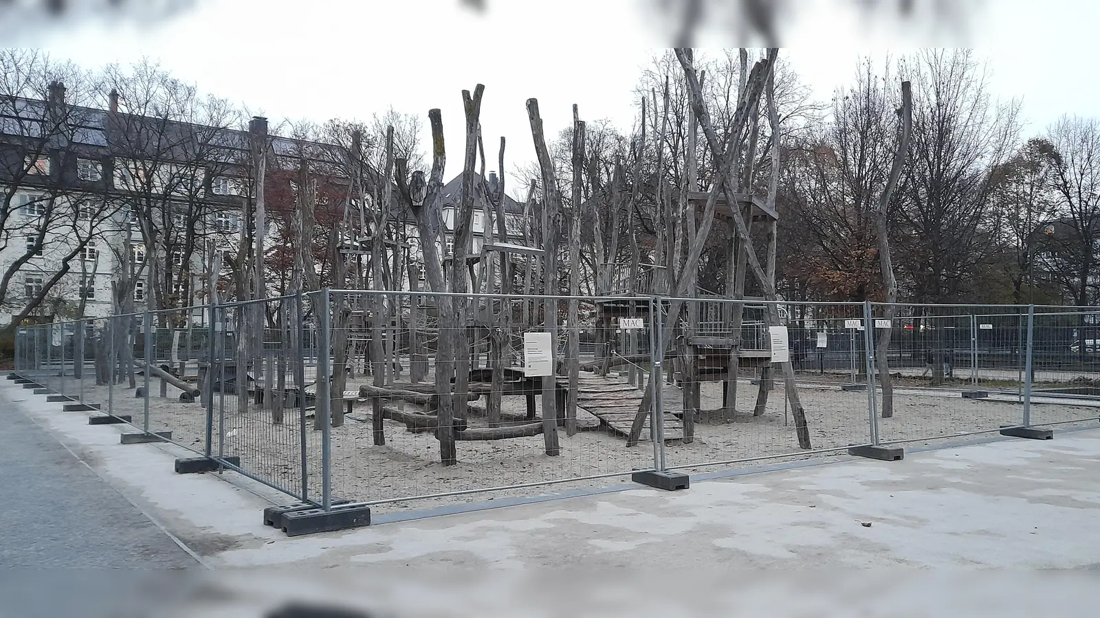 Der Spielplatz am Georg-Freundorfer-Platz ist derzeit aufgrund einer Rattenplage gesperrt. (Foto: Beatrix Köber)