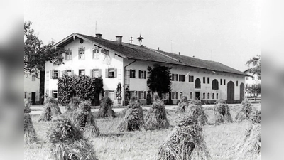 Das Huber-Anwesen der Familie Ametsbichler in Gindlkofen, dessen Hofname „beim Huaba“ sich bis ins Mittelalter zurückverfolgen lässt, in einer Aufnahme aus der Zeit um 1950.  (Foto: Archiv der Stadt Grafing)