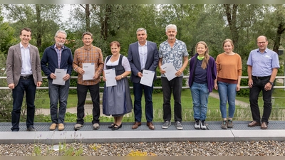 Landrat Stefan Frey (links) gratuliert gemeinsam mit dem Fachbereichsleiter des Umweltschutzes Stephan Hinze (rechts) und den Mitarbeiterinnen Lea Schlageter (dritte von links) und Ursula Madeker (zweite von links) den neuen Naturschutzwächtern (von links neben Frey) Herbert Gebauer, Jürgen Slawisch, Petra Trauner, Franz Pommer und Robert Weiß. (Foto: Landratsamt Starnberg)