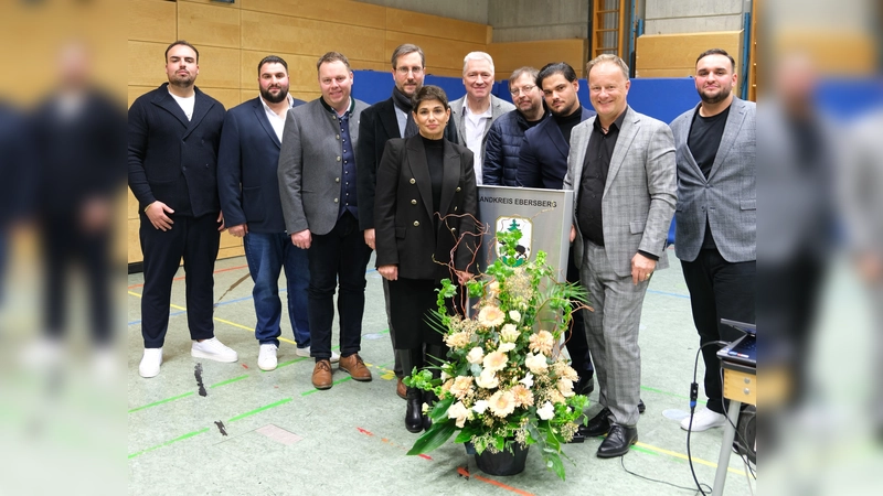 Landrat Robert Niedergesäß, Baierns Bürgermeister Martin Riedl und Historiker Bernhard Schäfer mit den Akteuren des Abends: Dr. Stephan Mokry, Marcella Reinhardt und Nico Franz &amp; The Franz Ensemble. (Foto: LRA Ebersberg)