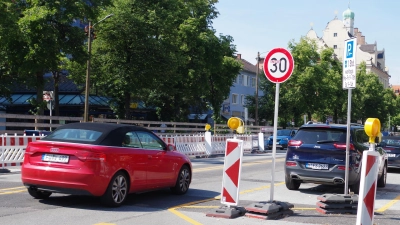 Wo jetzt noch Bauabsperrungen an der Fürstenrieder Straße stehen, soll nach Ende der Bauarbeiten eine neue Fußgängerampel auf Höhe der Valpichlerstraße errichtet werden. (Foto: Beatrix Köber)