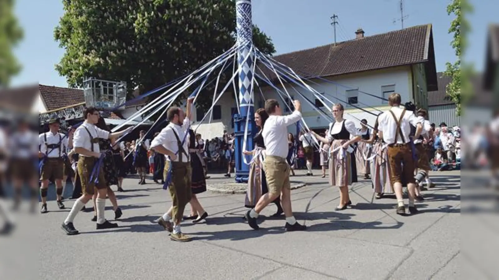 Am Sonntag, 30. April, wird ab 14 Uhr wieder um den Maibaum in Mintraching getanzt. Bereits am Freitag, 28. April, laden die Burschen zur „Big Party” ein.	 (Foto: Burschenverein)