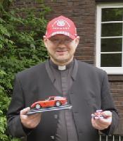 Pfarrer Bernhard Rümmler ist zwar begeisterter Formel-1-Anhänger, aber auch der deutschen Fußball-Nationalmannschaft wünscht er viel Glück. 	Foto: ras