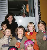 Passend zur Geschichte über das Gewicht einer Schneeflocke hatte Familie Brunner ihr Fenster für den »Wandernden Adventskalender« mit einem Tannenbaum inmitten von Schnee geschmückt. Foto: aha