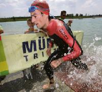 Raus aus dem Wasser, rauf aufs Rad  beim Triathlon gibts keine Pausen.	 Foto: Veranstalter