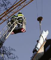 Die Feuerwehr sicherte die Aluprofile vor dem Absturz. Foto: FW