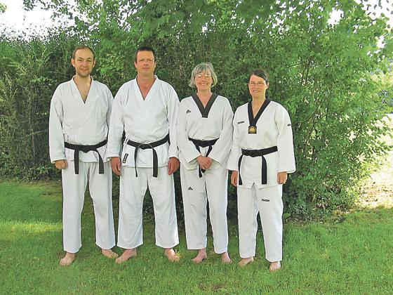 Von links: Philipp Lang, 2. Dan, Max Kolb und  Angelika Hemmersbach, beide 4. Dan, und Angela Boschert, 2. Dan.	Foto: aha