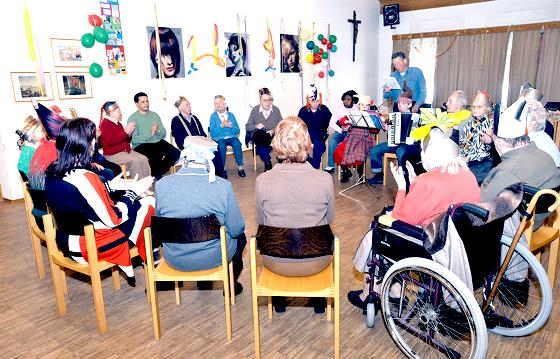 Einmal im Monat kümmert sich die Alzheimer Gesellschaft um demente Personen. Gemeinsam werden ein paar vergnügte Stunden verbracht. 	Foto: Schunk