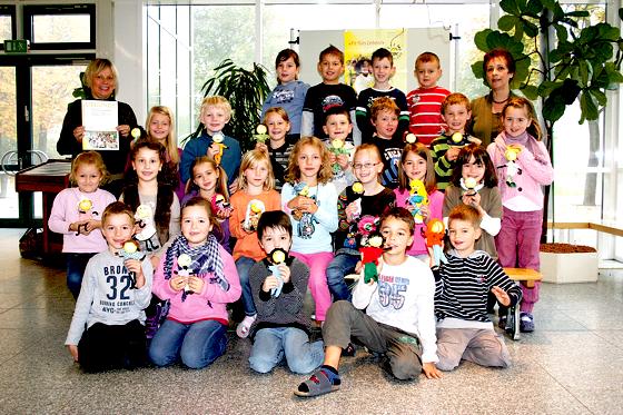 Klara und Klaro helfen den Kindern, eine positive Einstellung zu ihrer Gesundheit entwickeln zu können. Schulleiterin Corina Romanacci (rechts) und Lehrerin Renate Friedemann (links) sind stolz auf das Klasse2000-Zertifikat.	Foto: sl