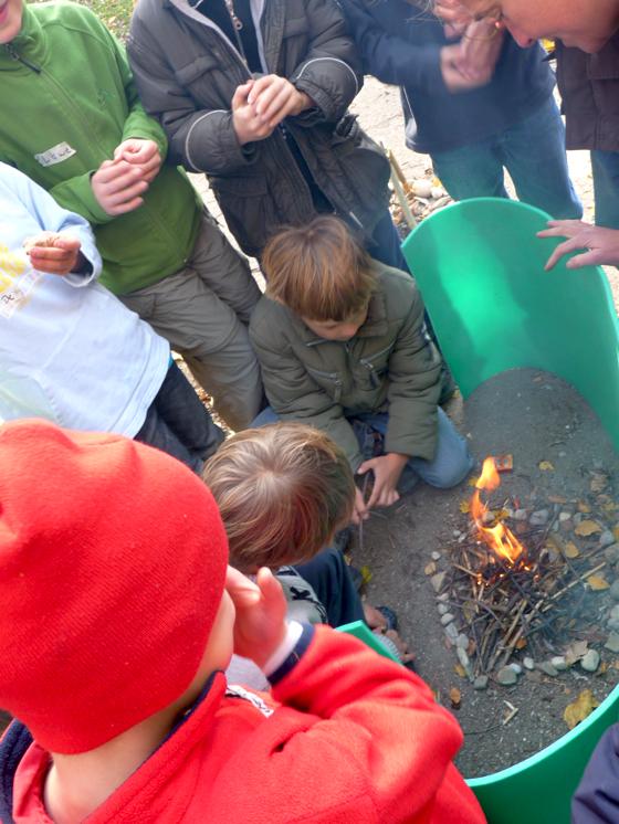 Feuer fasziniert die meisten Menschen. Im ÖBZ können sich die Kinder unter Aufsicht selbst am Feuermachen versuchen.	Foto: ÖBZ