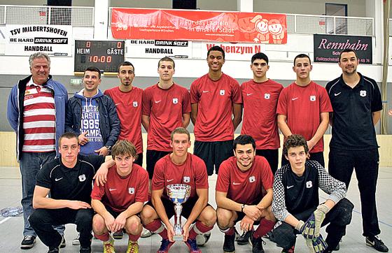 Kader: Akyüz, Kadrijaj, Osagie, Savaci, Müller, Trainer Lanz (oben li.) Co-Trainer Fischer, Mies, Palatin, Sayed, Merath (unten li.).	Foto: Verein