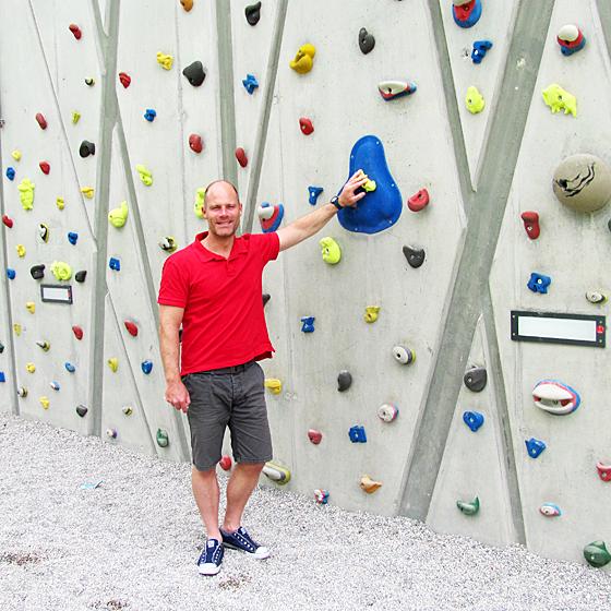 Leiter Christian Lorenz an der Kletter- und Boulderwand von frei.raum.	Foto: bus