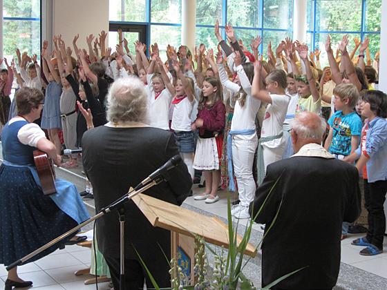 Das Lernen auf der Baustelle ist vorbei: Nach über 10 Jahren Sanierung feierten die Otterfinger Grundschüler die Einweihung ihrer Schule mit einem schönen Fest und schwungvollen Tanzdarbietungen. Foto: Pietsch