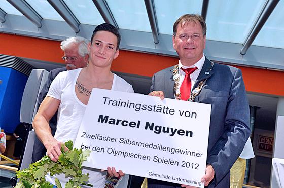 Wolfgang Panzer mit Marcel Nguyen und der neuen Ehrentafel.	Foto: Claus Schunk