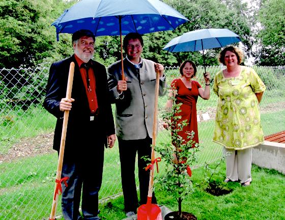 Gemeinsam pflanzten Willibald Riedmann, Bürgermeister  Wolfgang Panzer, Silke Kapischke und Petra Band einen Baum in den Garten der neuen Intgra-Kinderkrippe.