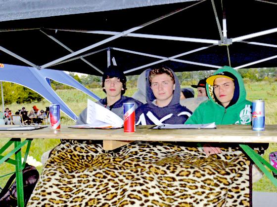 Enttäuschte Gesichter bei (v.r.) Jakob (18), Manuel (16) und  Ferdinand (15), weil wegen Regens das Finale des Ramp Champ Jam verschoben werden musste. Foto: Kohnke