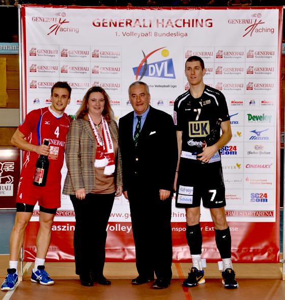 Bayerns Kultusminister Spaenle (2.v.r.) ehrte MVP Steuerwald (links) und war begeistert vom Spiel: Es war ein großes Ereignis für mich. Ich habe früher selber Volleyball gespielt. Es gab tolle Spielzüge und eine irre Leistung zu sehen. F: Günter Panhans