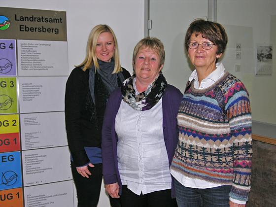 Janine Albrecht, Angelika Helmbrecht und Martina Weide (v. l.) sind die ersten Ansprechpartner im Landratsamt.	Foto: lra