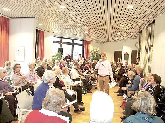 Rund 100 Interessierte, die Alten- und Service-Zentrum-Leiter Steffen Lohrey begrüßte, kamen zur Vorstellung der Bewerber für die zu wählende Seniorenvertretung bis 2017.    				Foto: hgb