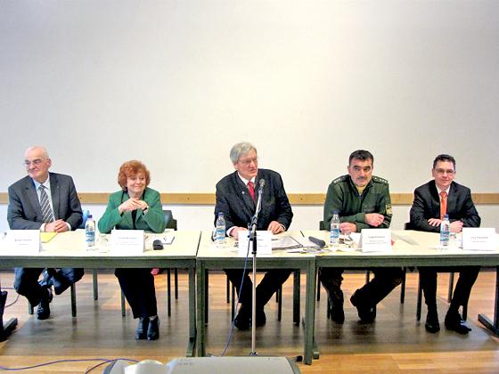 Die Podiumsteilnehmer beim dritten Seniorengespräch in Oberschleißheim.	Foto: privat