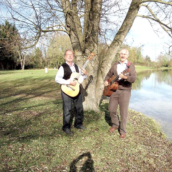 Das Gitarren-Duo »Vooimaweng« hat ein breites musikalisches Repertoire.	Foto: VA