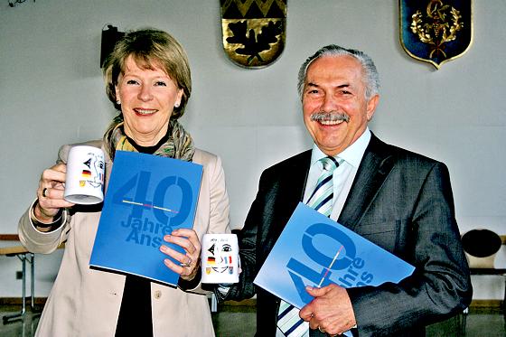 Rolf Zeitler und Ursula Metzner präsentierten die Festschrift und ein Bierkrügerl zur 40-jährigen Städteparnerschaft Unterschleißheims mit Le Crès.	Foto: ws