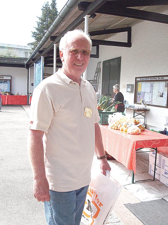 Franz Knobl bei der Lebensmittelausgabe im Pfarrhof von St. Magdalena. Foto: VA