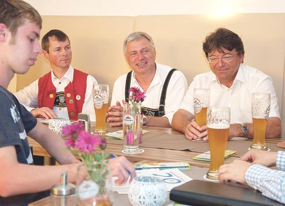 Bürgermeister Hingerl (rechts) und Festwirt Furch informierten über das bevorstehende Fest.	Foto: privat