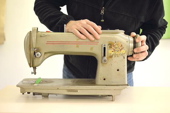 Industrie-Nähmaschine aus der Textilfabrik Henrik Kuszner Röcke Hosen Blusen GmbH. Foto: Tom Garrecht