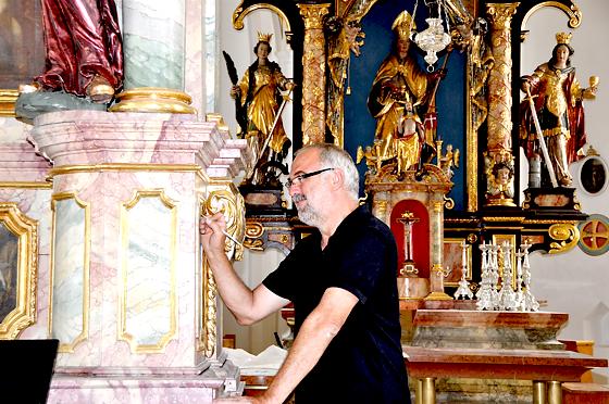 Der Restaurator und Konservator Robert Weininger bei letzten Arbeiten in der Parsdorfer Kirche. 	Foto: Sybille Föll