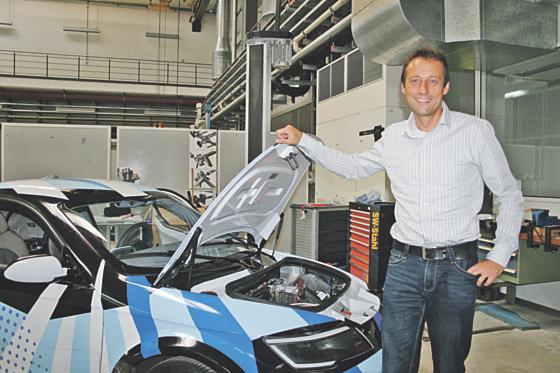 Markus Lienkamp vor einem Elektroauto der TU München, die ein Elektrofahrzeugkonzept entwickelt. Foto: scy