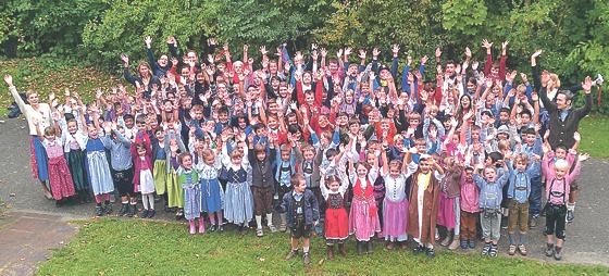 Die Grundschüler kamen in bayerischer oder der Tracht ihrer jeweiligen Heimatländer in die Schule.	Foto: Privat