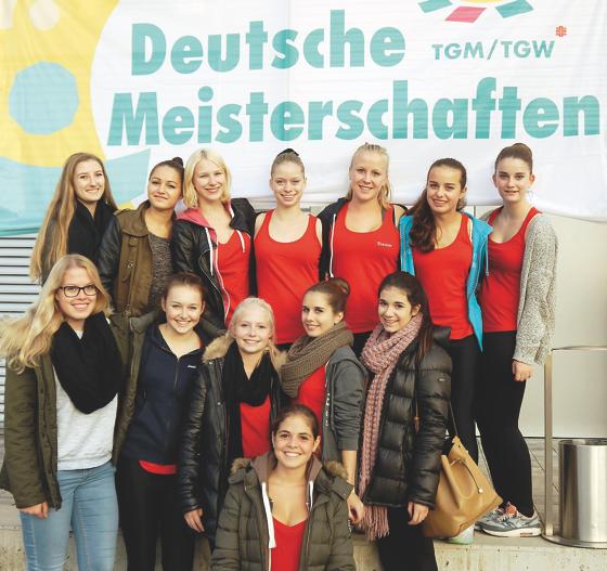 (V. l. hinten) Alicia Heidl, Fiona Mensch, Sofie Resch, Carina Horlebein, Paula Konheiser, Jana Flexeder und Melina Mangstl. V. l. vorne: Carola Butz, Janina Schuster, Christina Koch, Michaela Akontz, Viola Riediger und knieend: Michelle Reimann.	Foto: pr