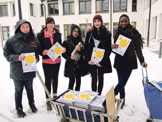 Fleißige Schüler sorgten vergangene Woche für die Verteilung des vhs-Programms.	Foto: VA