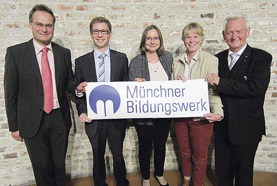 Die Geschäftsleitung des MBW, Mark Achilles, Markus Roth, Monika Bischlager und der MBW-Vorstand, Ursula Mayer, Peter Benthues (v. li.), des Münchner Bildungswerks. Foto: Stephan Zöller/MBW