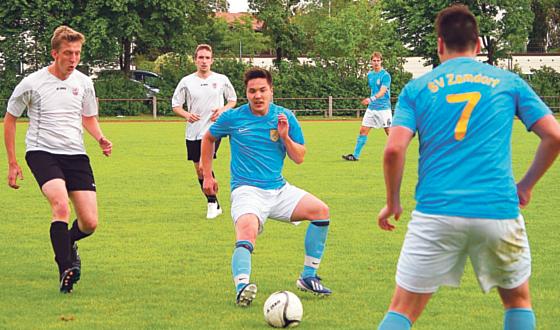 Der Ball lief von Anfang an sicher und kontrolliert beim SV Zamdorf. Der TSV Trudering war hingegen sehr defensiv eingestellt, so kamen früh im Spiel die ersten Tore druch Torjäger Sepp Zander.	Foto: Verein