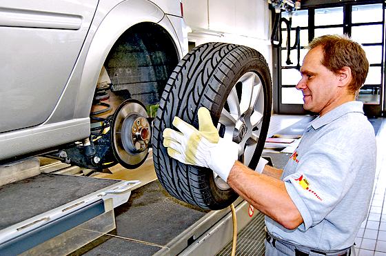 Betroffenen Autofahrern empfiehlt der Automobilclub vor Antritt der Italienreise eine Überprüfung oder den Wechsel auf Sommerreifen.	Foto: ADAC