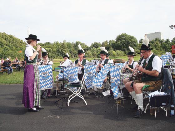 Die Musikkapelle Harmonie wurde beim Sommerfeuer der Burschen von Kerstin Schuh dirigiert. 	Foto: VA