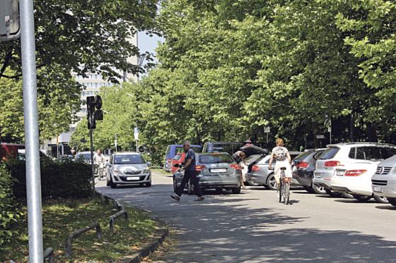 Parkchaos am Rosenkavalierplatz: Ab September soll eine Einbahnregelung Richtung Westen künftig den Verkehrsfluss verbessern.	Foto: ahi