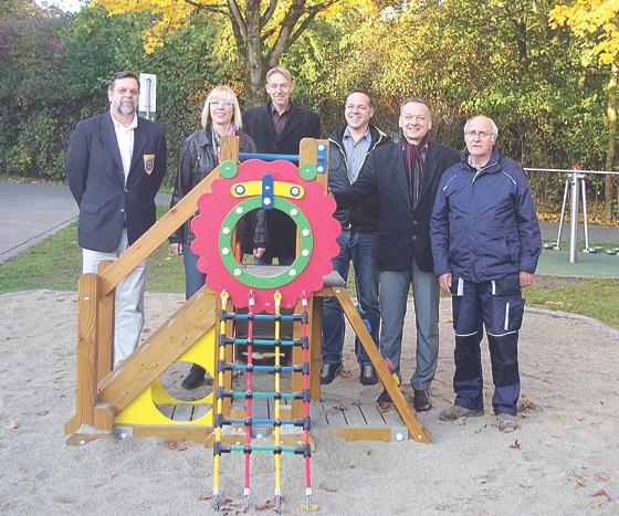 Lions Club-Präsident Jan-Martin von Pozniak, Integrationsreferentin Ulrike Gietl, Bauamtsleiter Michael Schöfer, Bauhofleiter Wolfgang Huber, Neufahrns Bürgermeister Franz Heilmeier sowie Günter Decker vom Verein. ( v. li.)  	Foto: Verein