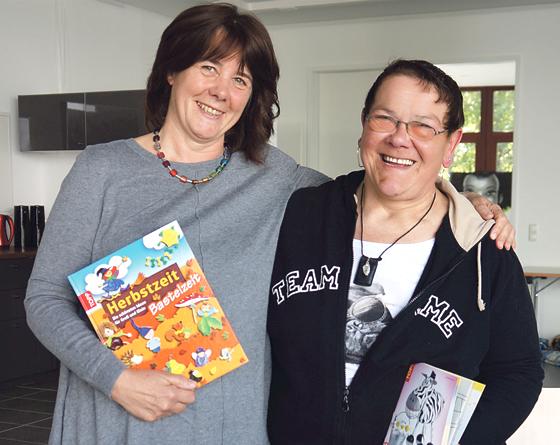 Jede Menge Bastelspaß für die kleinen Besucher des Bürgertreffs: Marga Mitterhuber und Ulrike Kohnert freuen sich über die neuen Ratgeber.	Foto: hw